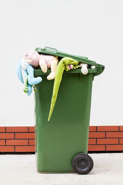 Zabawki w koszu na śmieci — Zdjęcie stockowe