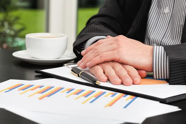 Persona de negocios analizando un gráfico de barras — Foto de Stock