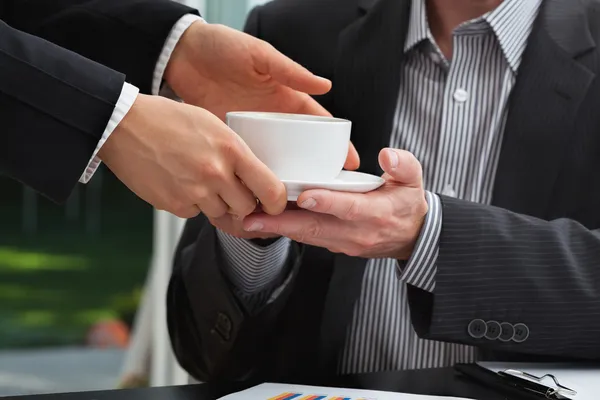Sekretarz serwuje kawę do jej szefa — Zdjęcie stockowe