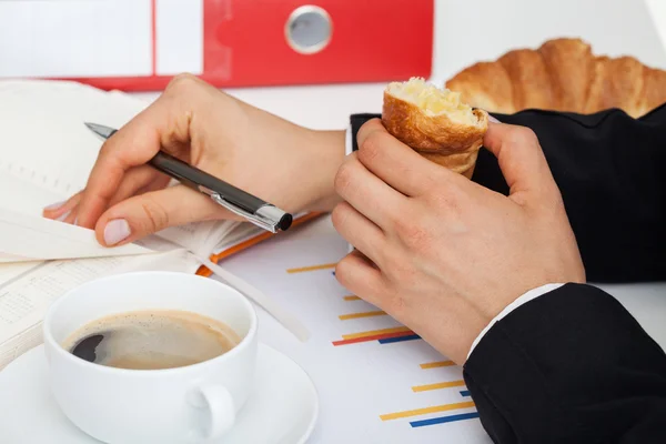 Comer en el trabajo — Foto de Stock