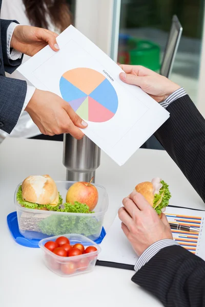 Discussion sur les finances pendant le petit déjeuner — Photo