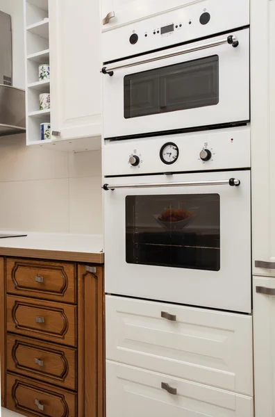 Bewolkt home - oven en magnetron — Stockfoto