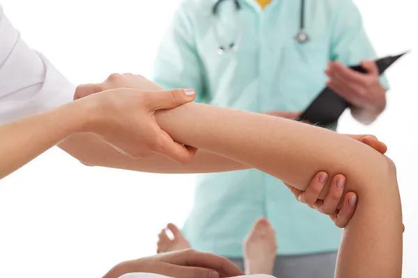 Physiotherapist examining the mobility of elbow — Stock Photo, Image