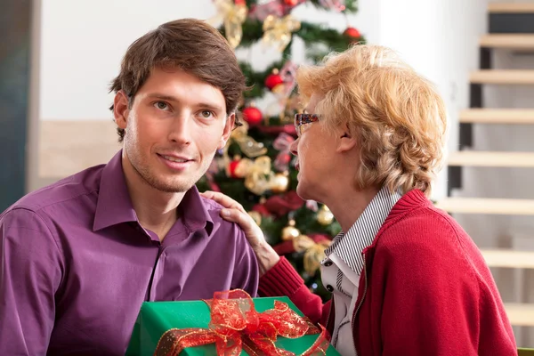 Auguri e regali di Natale da madre — Foto Stock