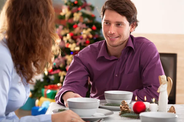 Pareja feliz durante la cena de Navidad — Foto de Stock