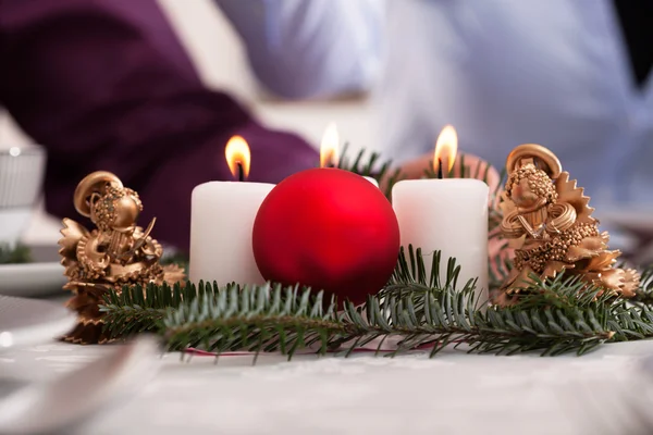 Vánoční dekorace na stole — Stock fotografie