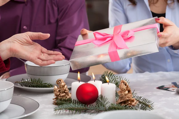 Presentes dando durante a véspera de Natal — Fotografia de Stock