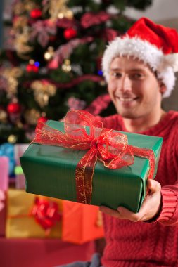 adam, Noel Baba'nın kılık değiştirmiş bir hediye ile