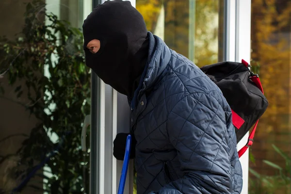 Burglar looking inside to house — Stock Photo, Image