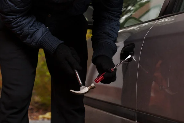 Thief trying to open a car — Stock Photo, Image
