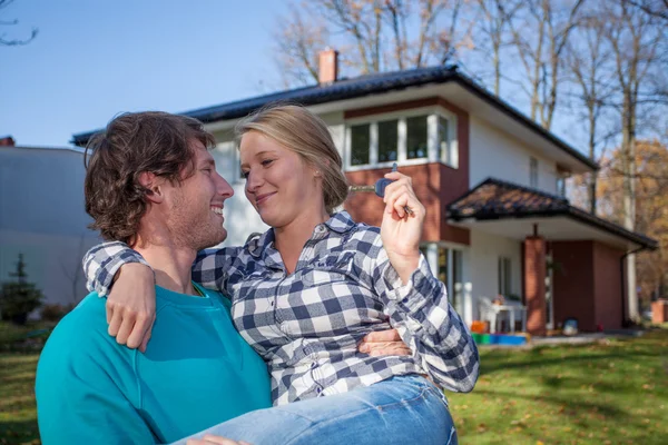 Couple moving into a new house — Stock Photo, Image