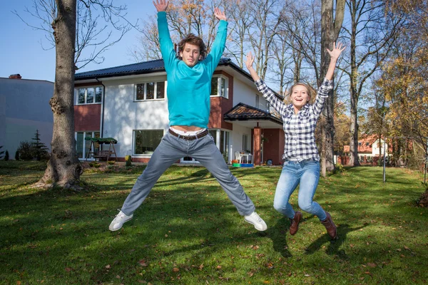Счастливая молодежь с новым домом — стоковое фото
