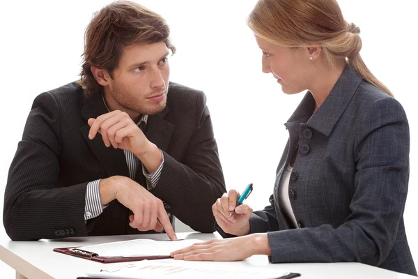 Geschäftsmann überredet, einen Vertrag zu unterzeichnen — Stockfoto