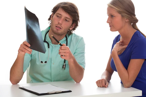 Arzt zeigt seinem Patienten Röntgenbild. — Stockfoto