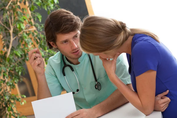 Dokter in gesprek met zijn patiënt — Stockfoto