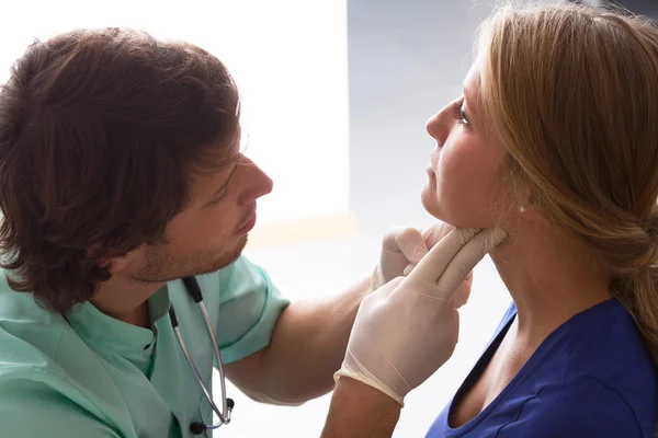 Gp untersucht Frau — Stockfoto