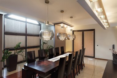 Yemek odasının içinde.