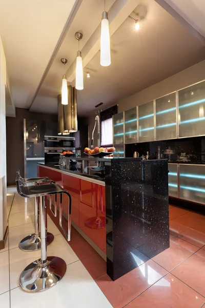 Kitchen counter with bar chairs — Stock Photo, Image