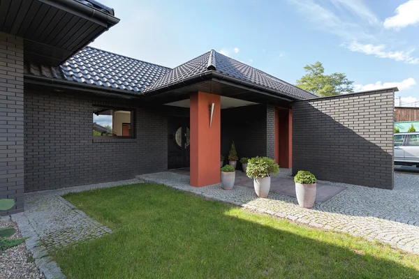 Entrance to a modern luxury house — Stock Photo, Image