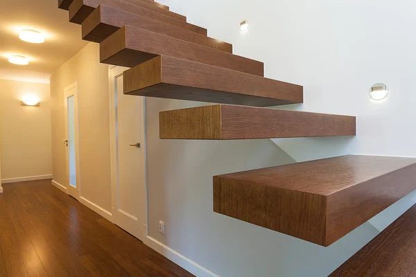 Яскравий простір - дерев'яні сходи — стокове фото