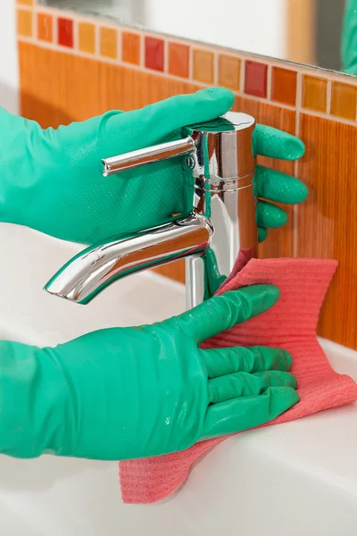 Reinigung von Waschbecken — Stockfoto