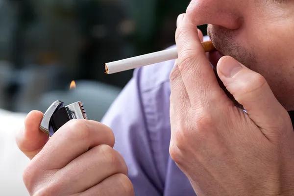 Tända en cigarett — Stockfoto