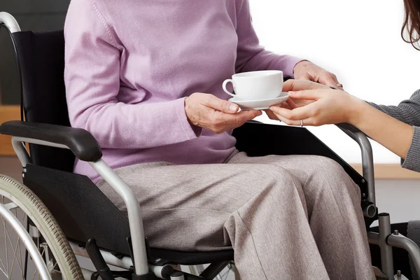 Mensen met een handicap helpen — Stockfoto