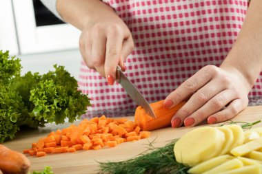 akşam yemeği için küp şeklinde havuç