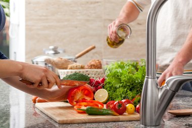 ζευγάρι μαγείρεμα το δείπνο μαζί