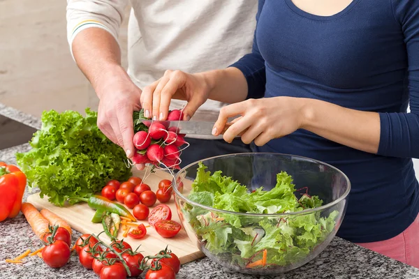 Skära av en bit av Rädisa för sallad — Stockfoto