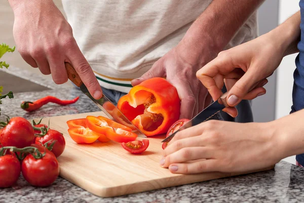 Människor matlagning — Stockfoto