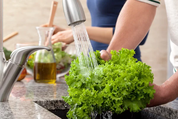 Kopfsalat waschen — Stockfoto