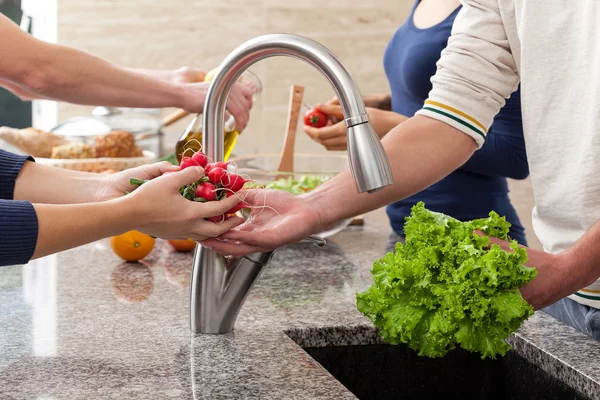 Vrienden in de keuken — Stockfoto