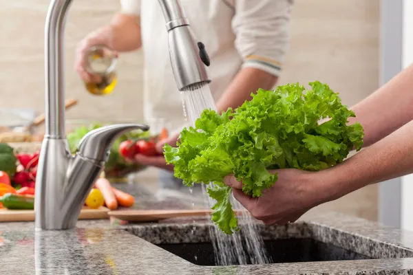 Wassen van groenten voor een salade — Stockfoto