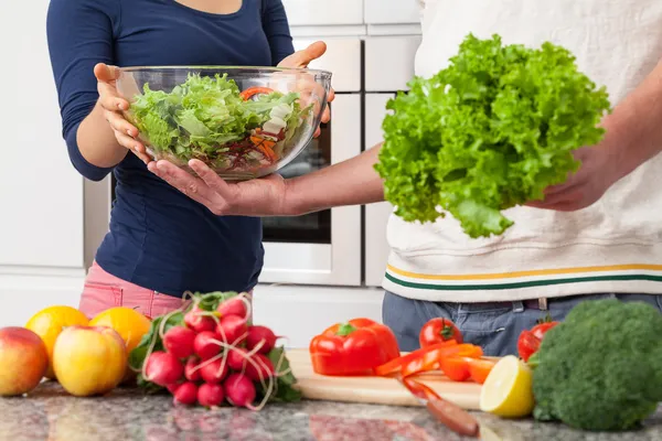 Marido ayudando a su esposa en la cocina — Foto de Stock