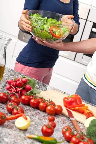 Att göra en sallad till middag — Stockfoto