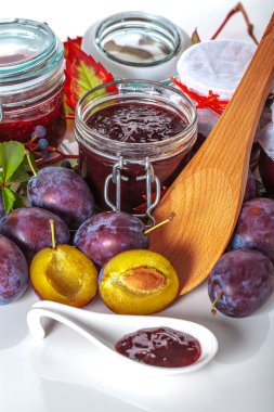 Erik kavanoz ve meyveler