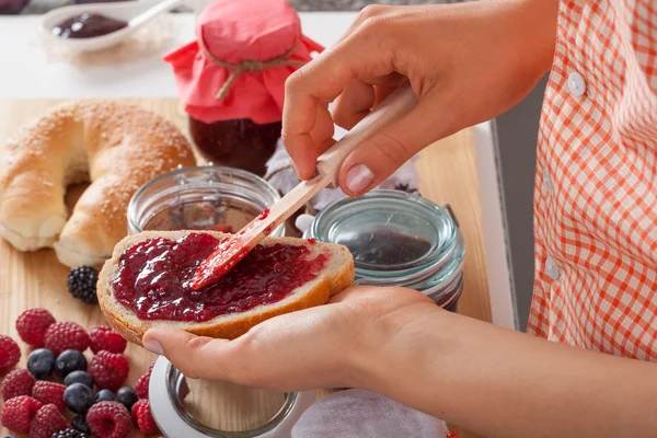 Kvinna förbereder frukost — Stockfoto