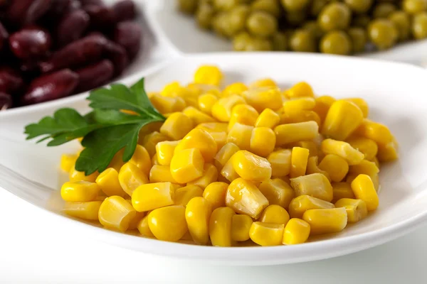 Gele maïs op wit bord — Stockfoto