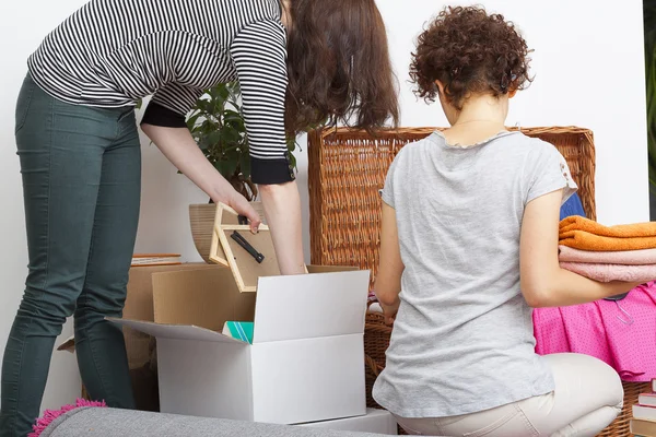 Las mujeres embalaje cosas — Foto de Stock