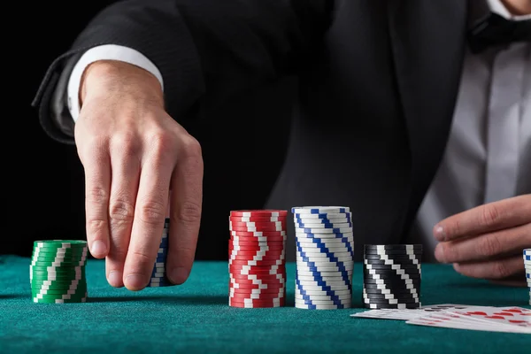 Croupier i casino — Stockfoto