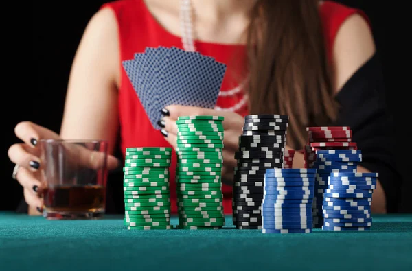 Frau mit Alkohol beim Kartenspielen — Stockfoto