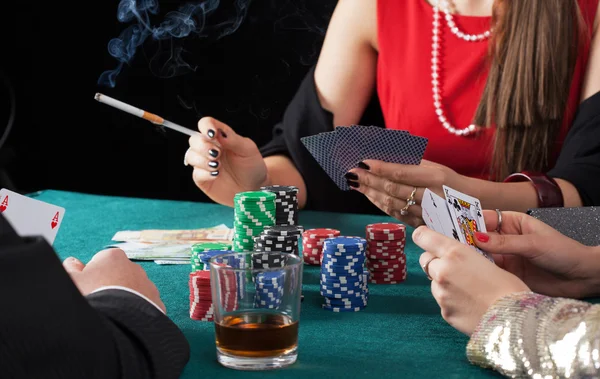 Friends playing poker game — Stock Photo, Image