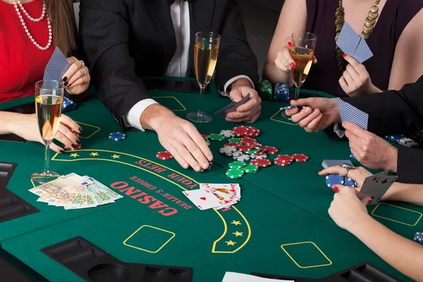 Karten spielen und Champagner trinken — Stockfoto