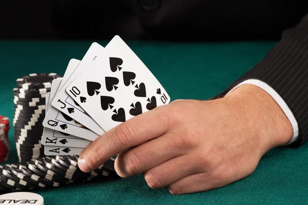 Man handen håller poker kort — Stockfoto