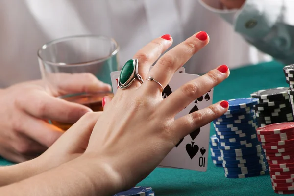 Mulher mãos segurando cartas de jogo — Fotografia de Stock
