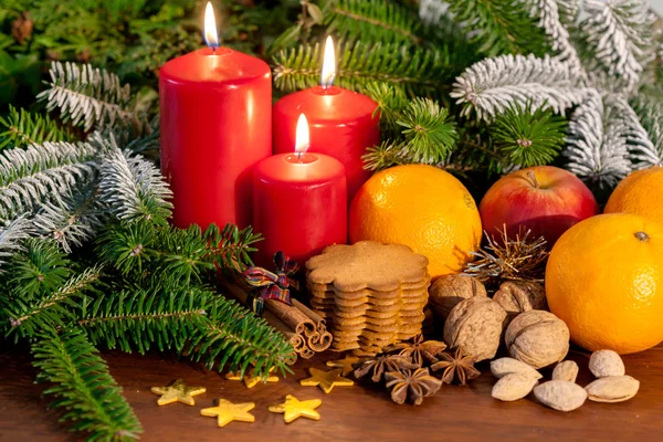 Vánoční dekorace a perníky — Stock fotografie