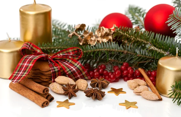 Velas, picea y especias navideñas —  Fotos de Stock