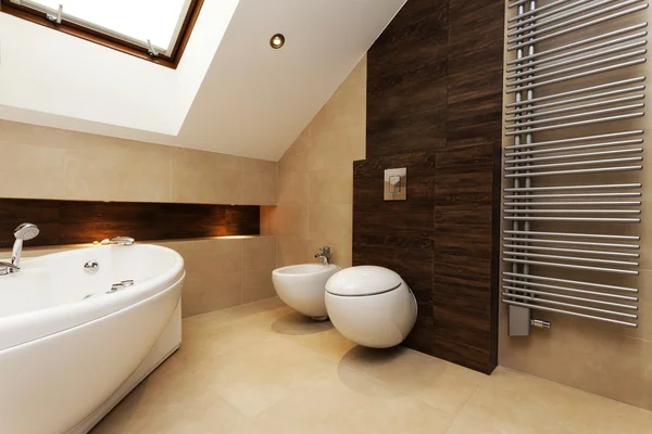 茶色とクリーミーな浴室 — ストック写真