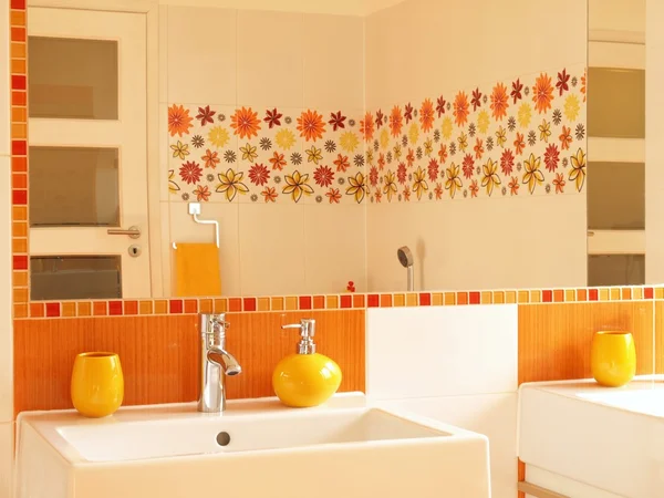 Banheiro moderno com azulejos de decoração de flores — Fotografia de Stock
